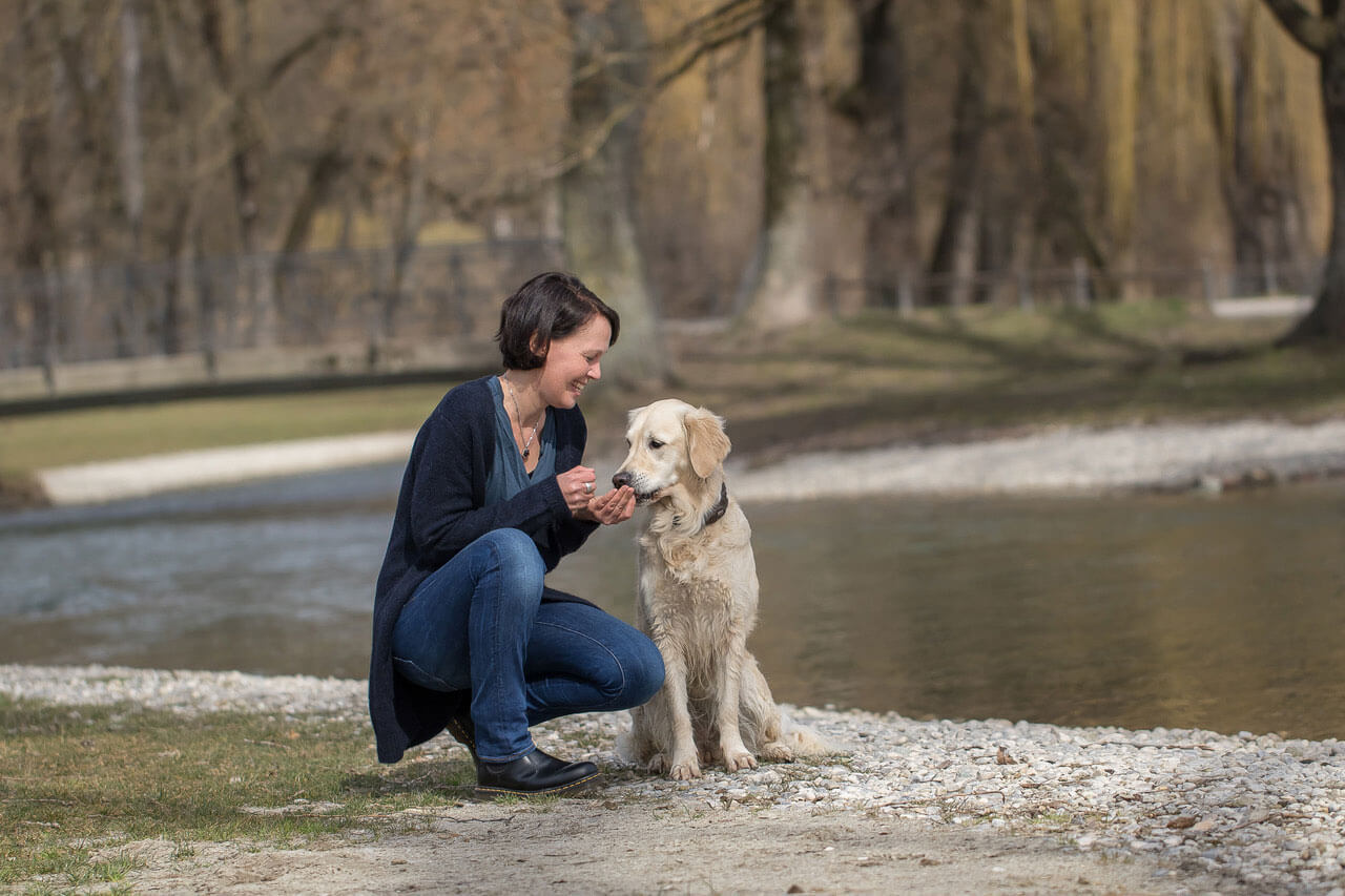 Sabine Frömel mit Therapiehund Molly